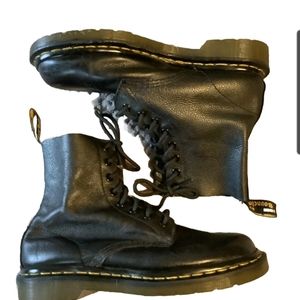 Dr. Martens Black Virginia Leather Boots Size 7